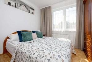 2 habitaciones, escritorio y tabla de planchar con plancha 