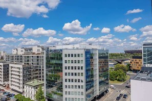 Un immeuble moderne de grande hauteur, doté de nombreux étages, de grandes fenêtres et d’une façade en verre.