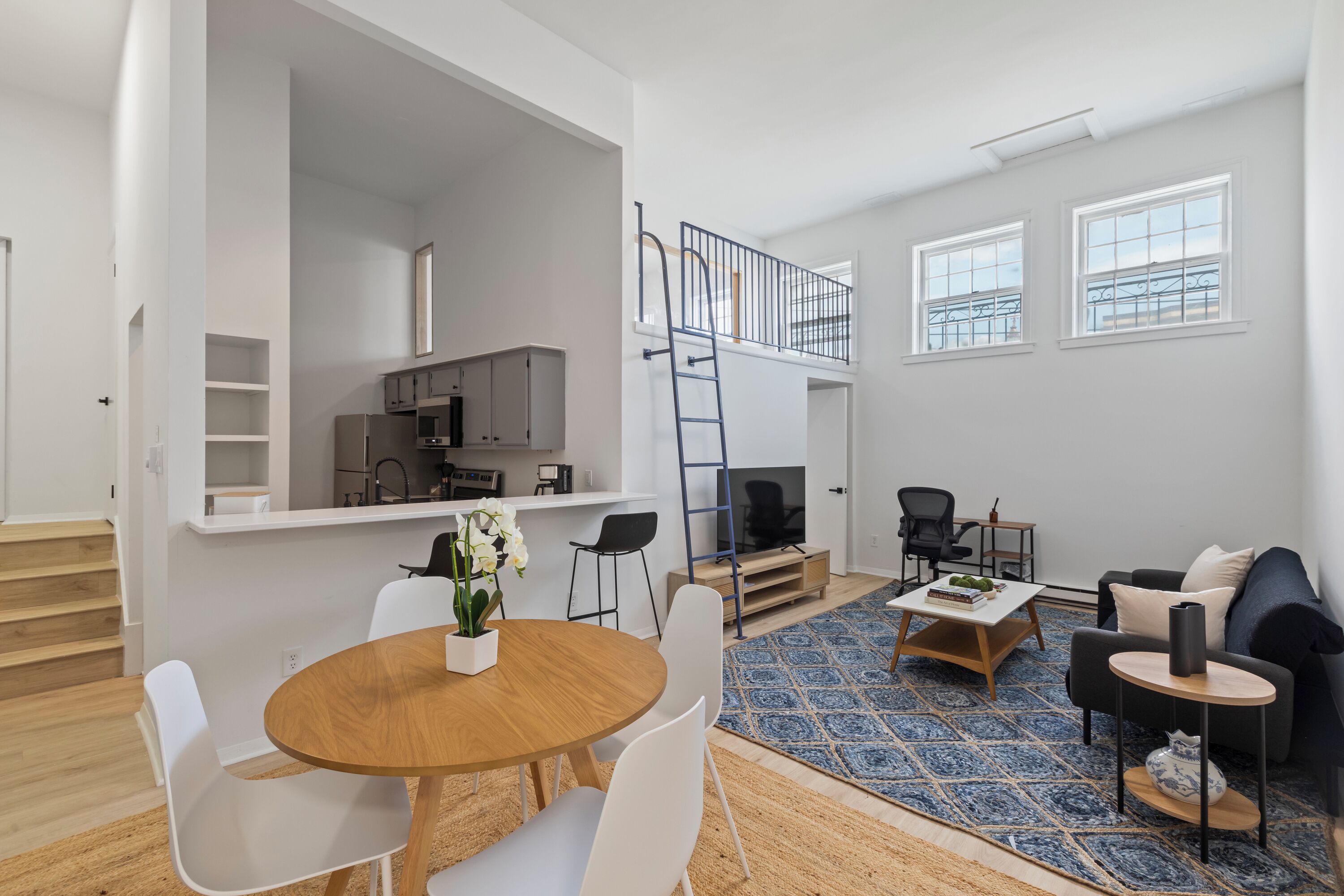 Signature Condo, 3 Bedrooms, City View | In-room dining