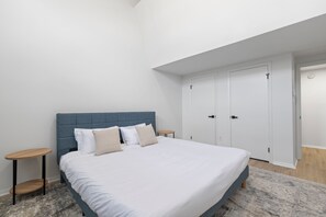 Condo Signature, 3 chambres, vue sur la ville | 3 chambres, décor unique, ameublement unique, bureau