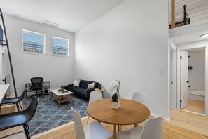 Condo Signature, 3 chambres, vue sur la ville | Salle de séjour | Téléviseur connecté de 50 po avec télévision numérique