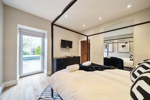 5 bedrooms, iron/ironing board, travel cot, WiFi