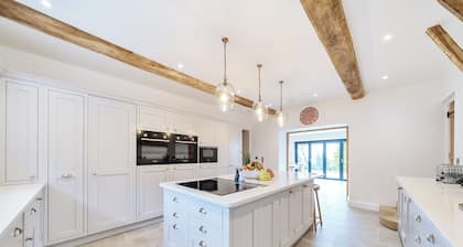 Newely Renovated Stunning Farmhouse with Hot Tub
