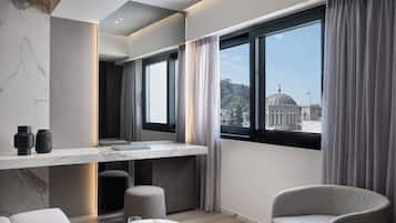 Acropolis Executive King Room | Περιοχή καθιστικού | Τηλεόραση Smart 55 ιντσών με δορυφορικά κανάλια, Netflix