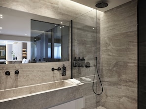 Acropolis Executive King Room | 浴室 | 免费洗浴用品、吹风机、浴袍、拖鞋