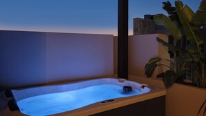 Een hottub met uitzicht op de lucht, omringd door potplanten.