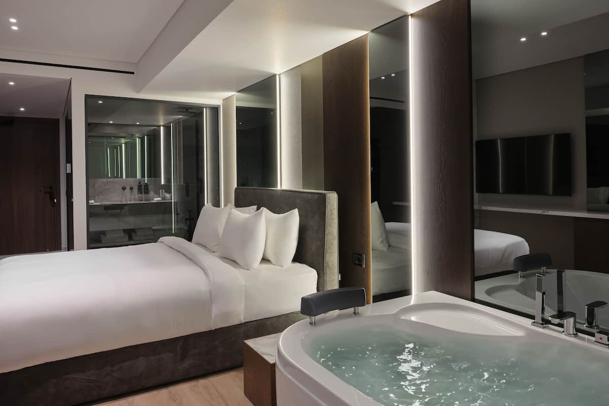 Acropolis Executive King Room with Hot Tub | Minibar, in-room safe, desk, laptop workspace