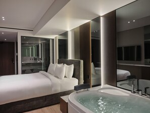 Acropolis Executive King Room with Hot Tub | Minibar, in-room safe, desk, laptop workspace - Nur Edge Aparthotel - Acropolis Skyline (Athens)