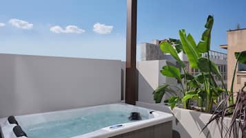 Deluxe King Room With Balcony | Ιδιωτική μπανιέρα σπα