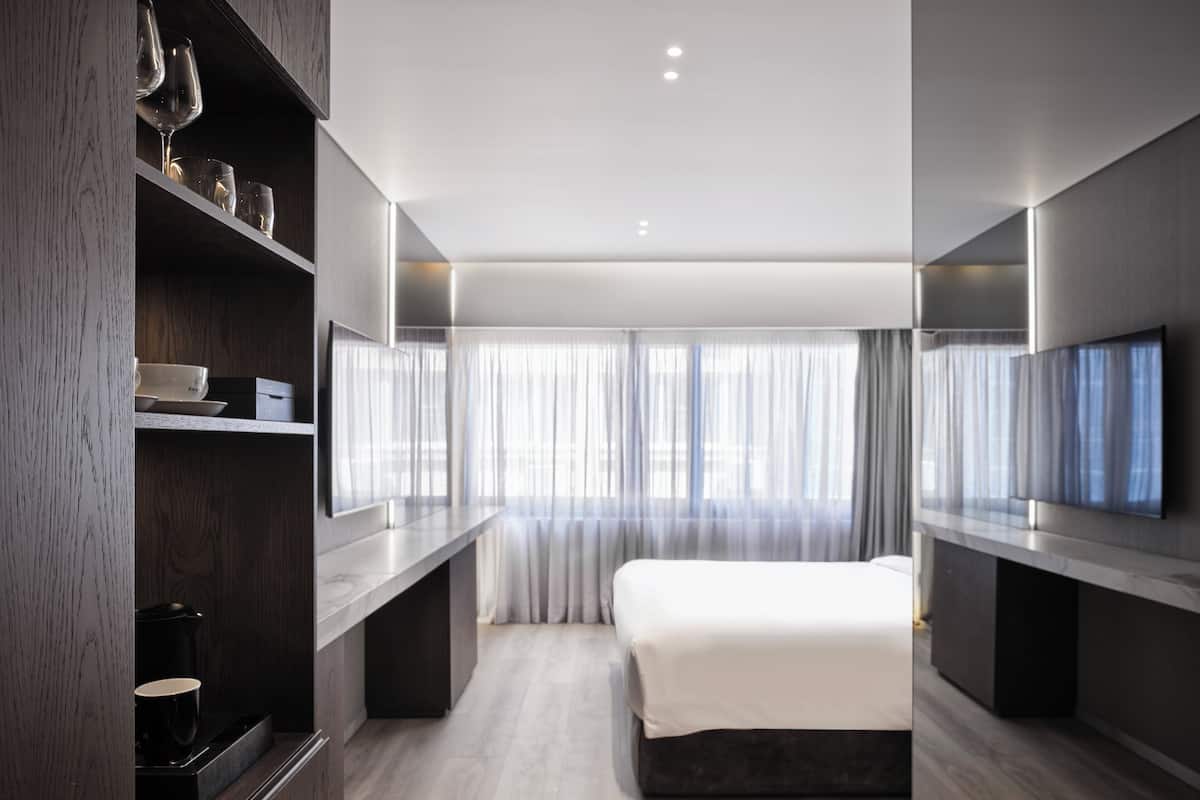 Standaard tweepersoonskamer | Een minibar, een kluis op de kamer, een bureau, een laptopwerkplek