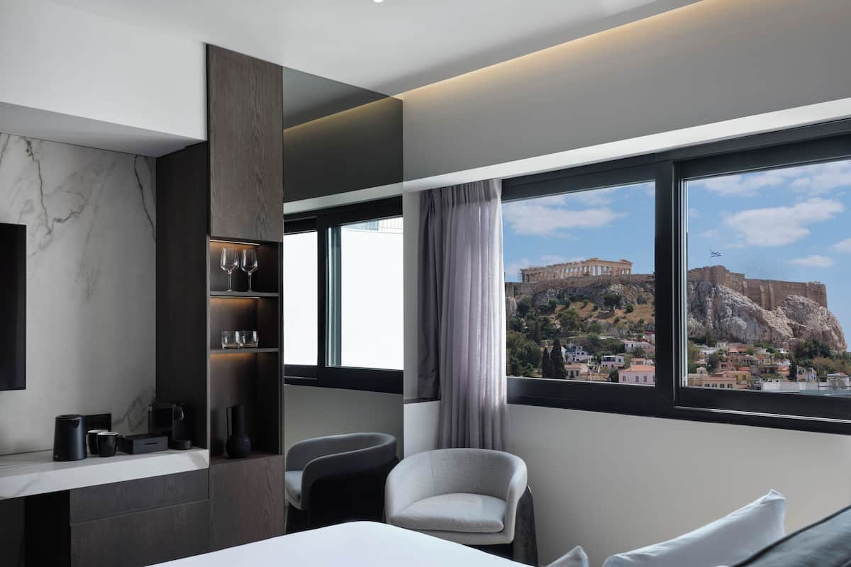 Acropolis Superior King Room | Minibar, in-room safe, desk, laptop workspace