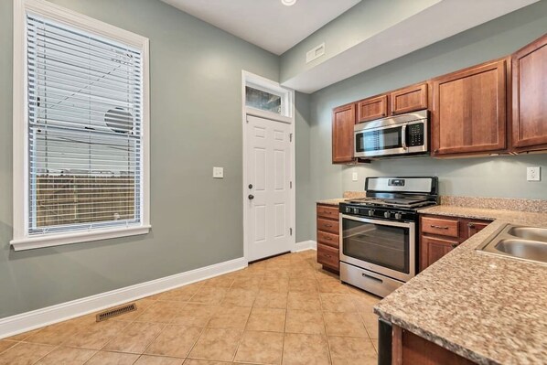 Kylskåp, mikrovågsugn, ugn och spishäll