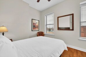 6 bedrooms, iron/ironing board, WiFi, bed sheets - Entire building in The Grove, Perfect for Groups! (St. Louis)