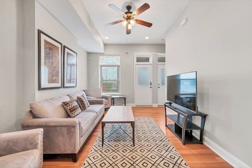 Entire building in The Grove, Perfect for Groups!
