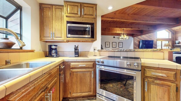 Refrigerador, microondas, horno, placa de cocina