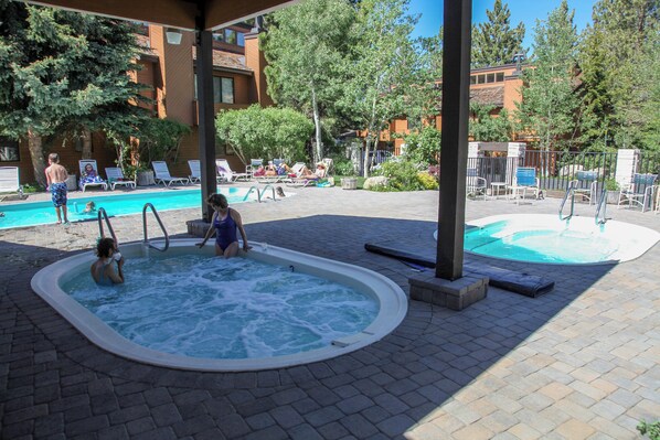 Pool - Large Family Townhome, Private Washer/Dryer, Cozy Fireplace. On Shuttle Route (Mammoth Lakes)
