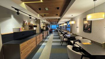 Päivittäinen buffetaamiainen (12 EUR per henkilö)