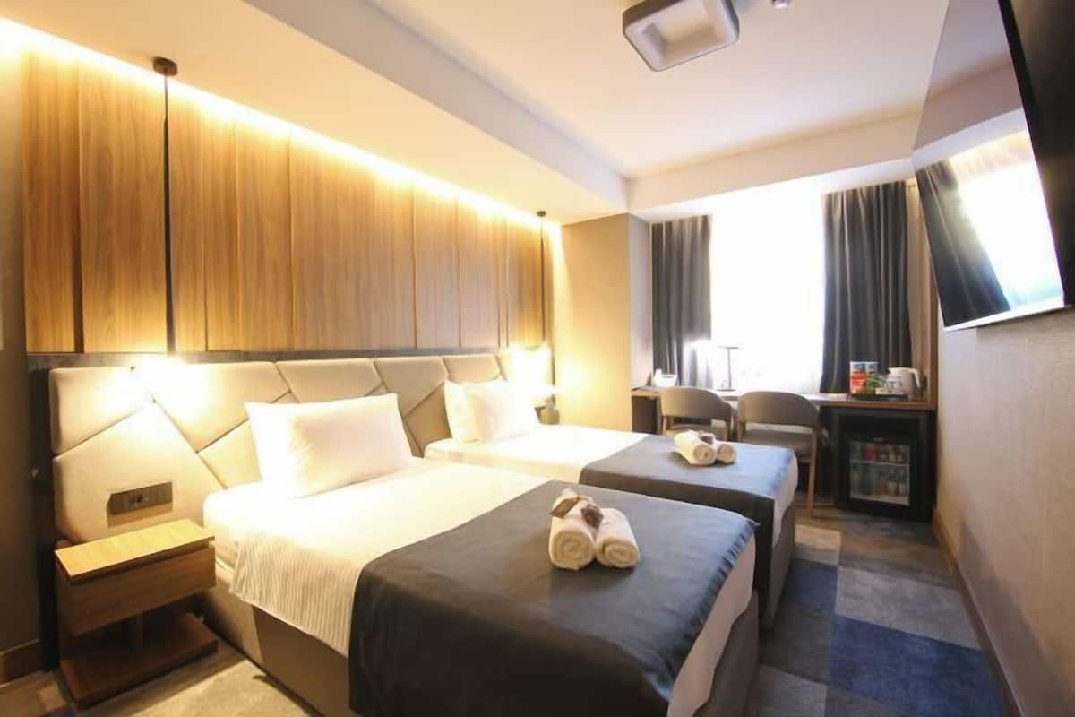 Minibar, caja de seguridad en la habitación y escritorio