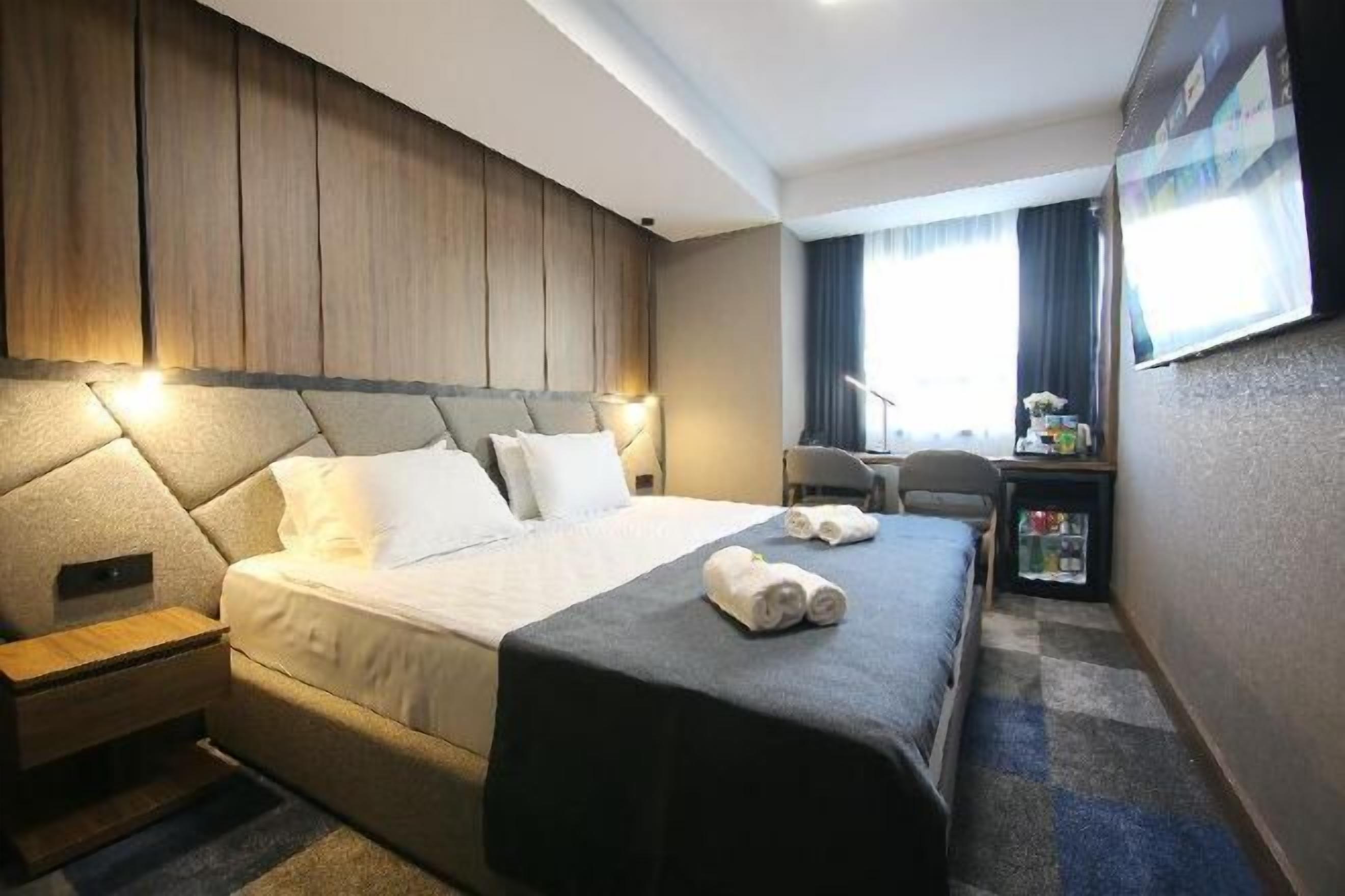 Minibar, in-room safe, desk, laptop workspace