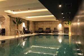 Piscina coperta, con ingresso dalle 11:00 alle 22:00, lettini