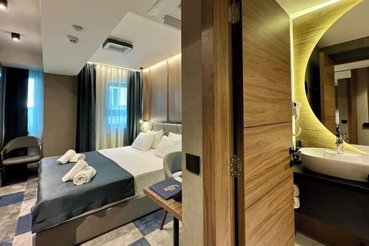 Minibar, caja de seguridad en la habitación y escritorio