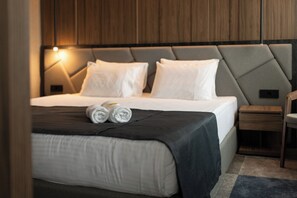Minibar, in-room safe, desk, laptop workspace - Lumière Hotel (Belgrade)