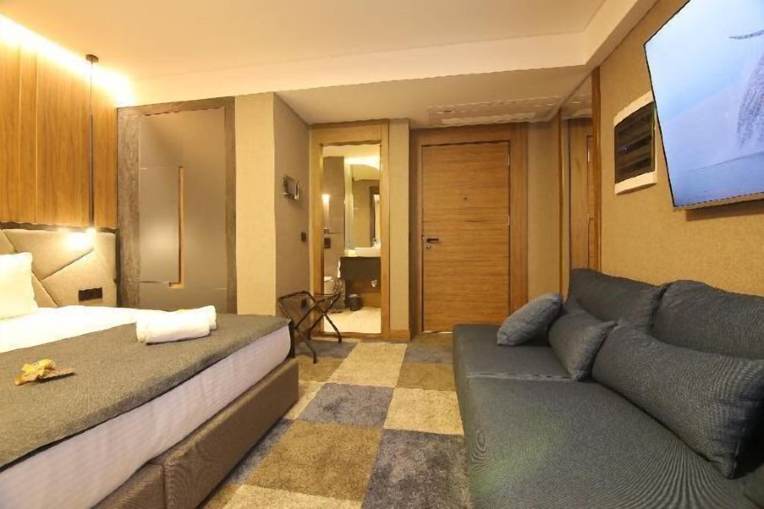 Minibar, in-room safe, desk, laptop workspace