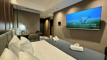 Quarto casal ou duplo superior, vista para a cidade | Frigobar, cofres nos quartos, escrivaninha