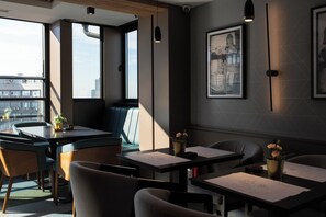 2 restaurants; breakfast, lunch, dinner, and brunch served - Lumière Hotel (Belgrade)