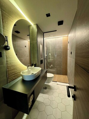 Junior Studio Suite, City View | Bathroom | Shower, rainfall showerhead, free toiletries, hair dryer - Lumière Hotel (Belgrade)