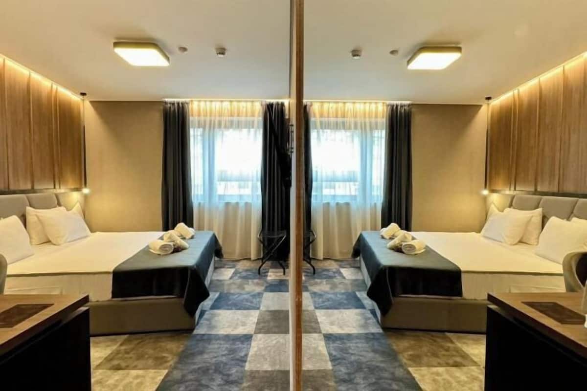 Minibar, caja de seguridad en la habitación y escritorio