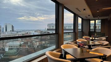 2 restaurants, serveren ontbijt