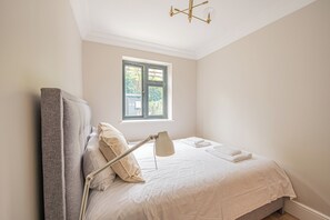 3 habitaciones, tabla de planchar con plancha, wifi y ropa de cama 
