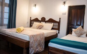 Deluxe Triple Room, Garden View | Desk - The Golf Green City Bungalow  (Nuwara Eliya)
