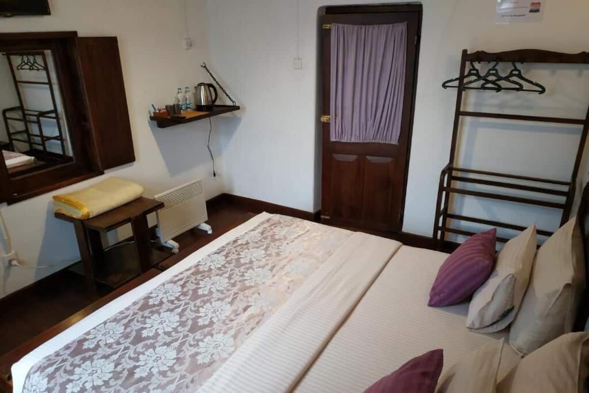 Standaard kamer, 1 twee- of 2 eenpersoonsbedden, uitzicht op tuin | Een bureau