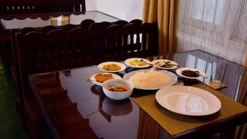 Desayuno continental (USD 6 por persona)