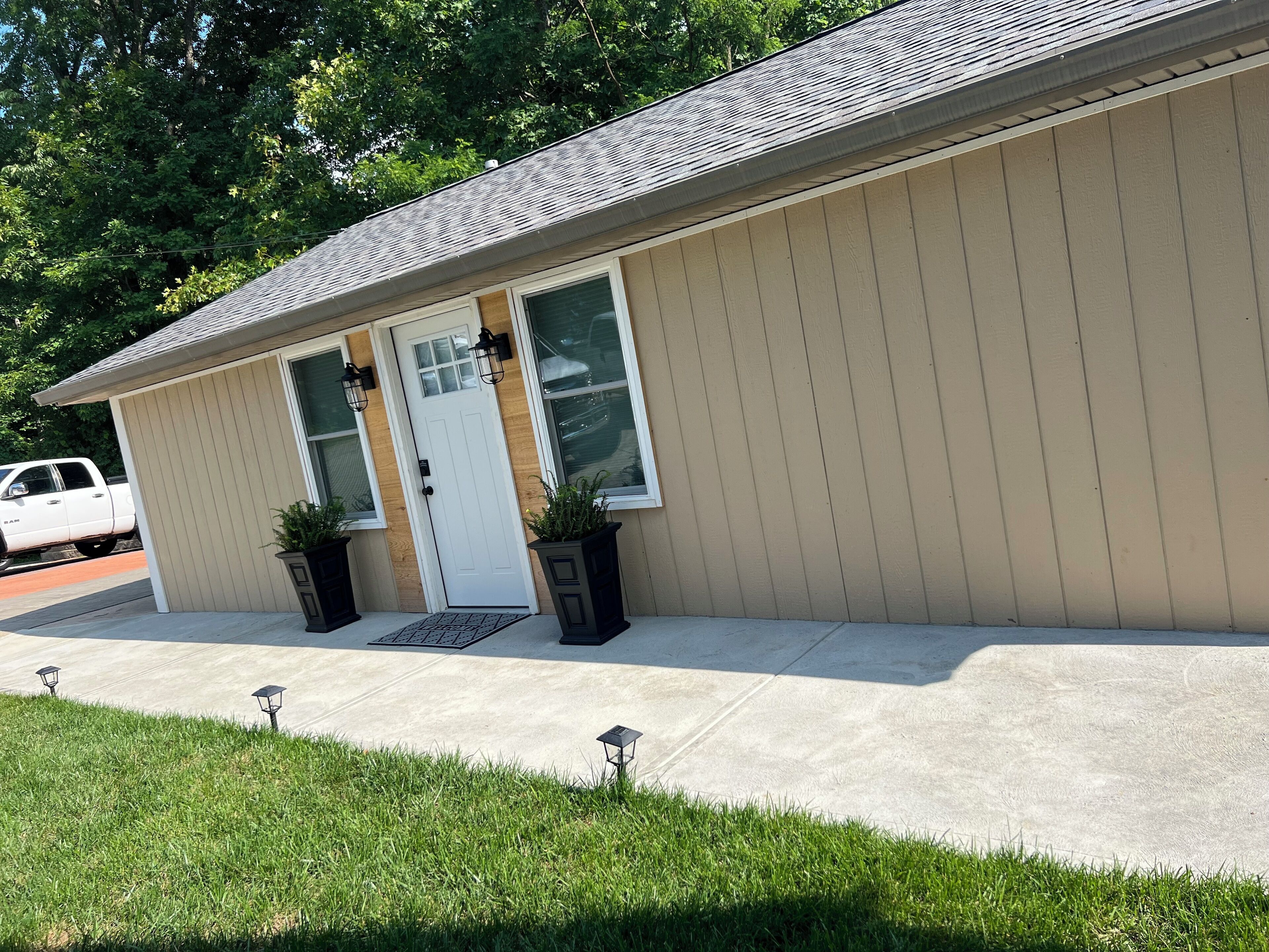 Hillside Charm-Adorable and Charming 2-Bedroom Cottage in Harrison Ohio