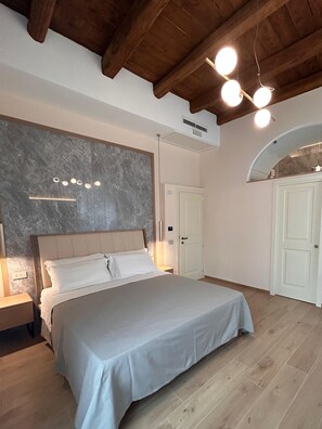 Free minibar, in-room safe, individually furnished, desk - Heraklean Suites Tropea (Tropea)