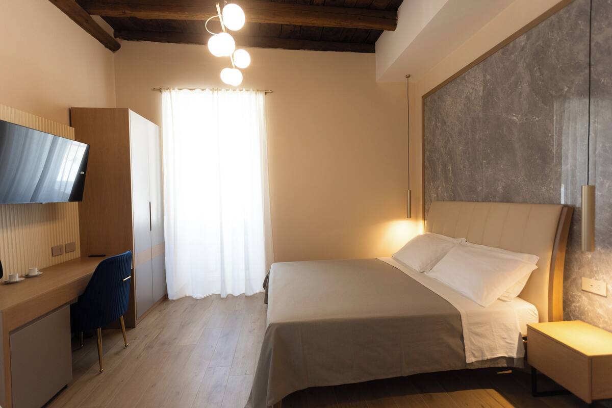 Luxury Double Room, 1 King Bed, Private Bathroom, City View | Free minibar, in-room safe, individually furnished, desk