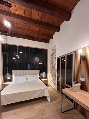 Kostenlose Minibar, Zimmersafe, individuell eingerichtet, Schreibtisch