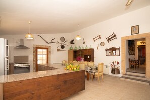 Geladeira, micro-ondas, fogão, lava-louças