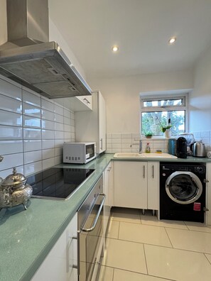 Fridge, microwave, oven, stovetop - Sleek 1 BD Flat, 7 mins from Battersea Park (Greater London)