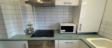 ثلاجة، ميكروويف، فرن، موقد طهي مسطح