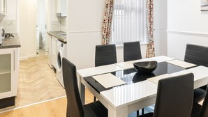 A modern kitchen with a dining area. - Host Stay Bardsay Road (Liverpool)