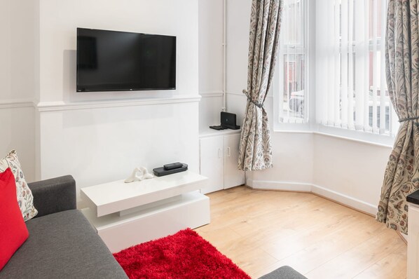 House - Host Stay Bardsay Road (Liverpool)