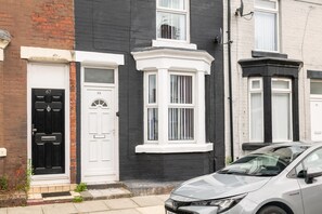 House - Host Stay Bardsay Road (Liverpool)
