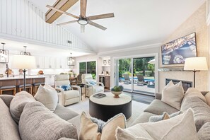 Smart TV, chimenea y videoteca 