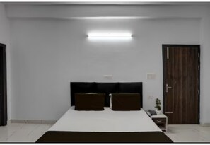 Standard Room | In-room safe, desk, laptop workspace, free WiFi - Kanak Residency By GRB (Noida)