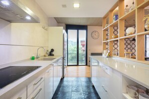 Kühlschrank, Mikrowelle, Ofen, Herdplatte