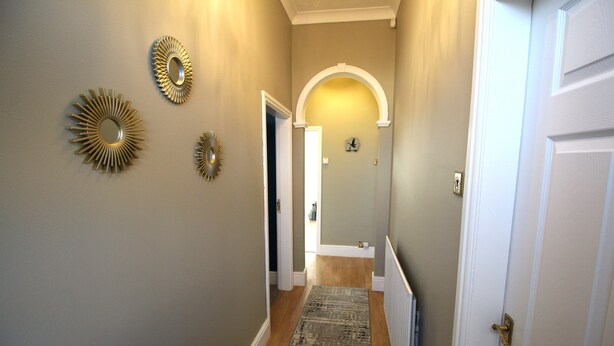A hallway with a patterned rug, decorative mirrors, and a door at the end. - Bungalow - Sleeps 8 - Pets-enclosed Garden-parking (Birmingham)